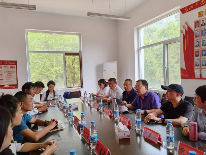 圖為青海省藥監(jiān)局第三黨支部和國藥控股青海公司黨支部與古鄯鎮(zhèn)黨委政府領導、聯(lián)合村兩委以及部分群眾進行座談交流。(曾夢霞 攝)