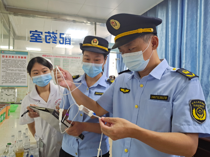 圖為8月15日，該局執(zhí)法人員在一家鄉(xiāng)鎮(zhèn)衛(wèi)生院檢查無菌和植入性醫(yī)療器械。