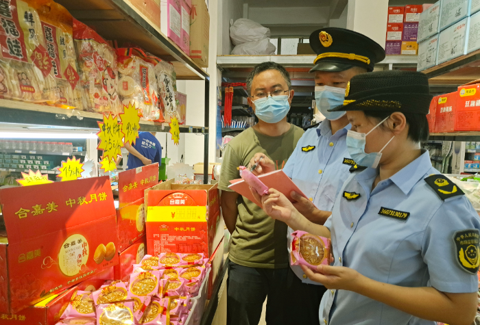 圖為8月15日，該局執(zhí)法人員在一家商超檢查月餅質(zhì)量。