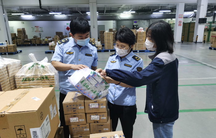 圖為第一分局監(jiān)管人員在一家藥品經(jīng)營企業(yè)檢查藥品儲存條件。