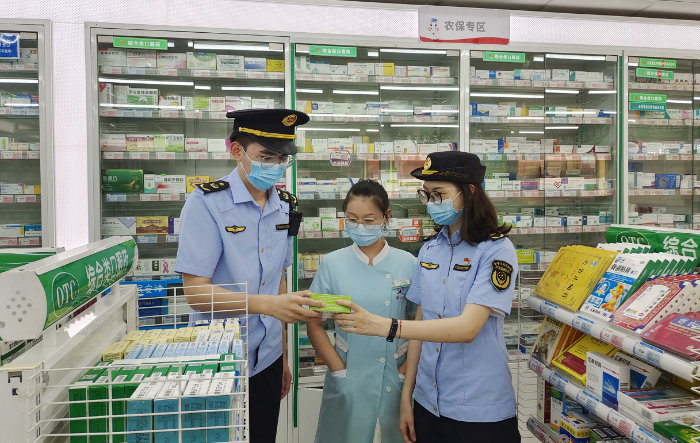 圖為該局執(zhí)法人員在一家藥店檢查“四類藥品”存儲情況。