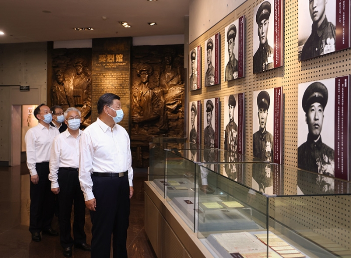 8月16日至17日，中共中央總書記、國家主席、中央軍委主席習近平在遼寧考察。這是16日下午，習近平在錦州市考察遼沈戰(zhàn)役紀念館。新華社記者 鞠鵬 攝