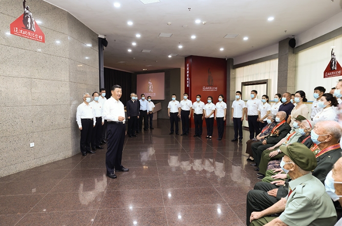 8月16日至17日，中共中央總書記、國家主席、中央軍委主席習近平在遼寧考察。這是16日下午，習近平在錦州市考察遼沈戰(zhàn)役紀念館時，親切會見老戰(zhàn)士老同志和革命烈士親屬代表。新華社記者 鞠鵬 攝