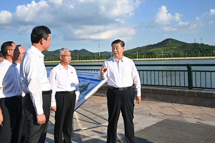 8月16日至17日，中共中央總書記、國家主席、中央軍委主席習近平在遼寧考察。這是16日下午，習近平在錦州市考察小凌河和女兒河環(huán)境綜合整治情況，聽取遼寧省防汛工作情況匯報，并就做好防汛工作、提高災害防御能力作出重要指示。新華社記者 燕雁 攝