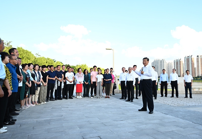 8月16日至17日，中共中央總書記、國家主席、中央軍委主席習近平在遼寧考察。這是16日下午，習近平在錦州市東湖森林公園察看小凌河沿岸生態(tài)環(huán)境時，同正在休閑、進行文化活動的群眾親切交流。新華社記者 燕雁 攝