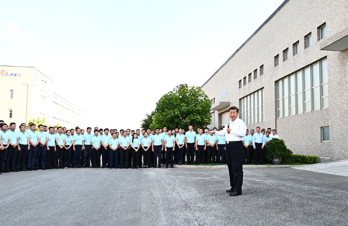 8月16日至17日，中共中央總書記、國家主席、中央軍委主席習近平在遼寧考察。這是17日下午，習近平在沈陽新松機器人自動化股份有限公司考察時，同企業(yè)員工代表親切交流。新華社記者 燕雁 攝
