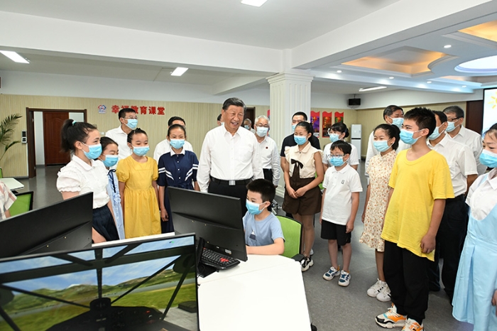 8月16日至17日，中共中央總書記、國家主席、中央軍委主席習近平在遼寧考察。這是17日下午，習近平在沈陽市皇姑區(qū)三臺子街道牡丹社區(qū)群眾活動中心，同幸福教育課堂的孩子們親切交流。新華社記者 申宏 攝