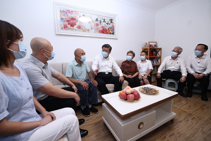8月16日至17日，中共中央總書記、國家主席、中央軍委主席習近平在遼寧考察。這是17日下午，習近平在沈陽市皇姑區(qū)三臺子街道牡丹社區(qū)，同居民李水一家拉家常。新華社記者 鞠鵬 攝