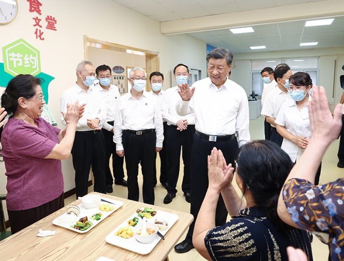 8月16日至17日，中共中央總書記、國家主席、中央軍委主席習近平在遼寧考察。這是17日下午，習近平在沈陽市皇姑區(qū)三臺子街道牡丹社區(qū)老年餐廳，同正在用餐的老人們親切交流。新華社記者 鞠鵬 攝