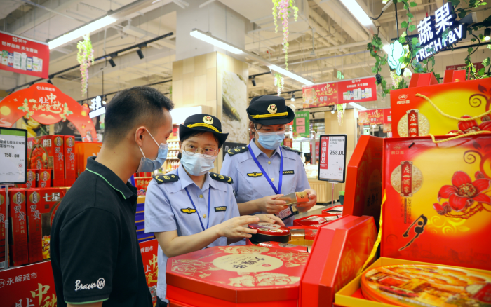 圖為8月19日，南寧市市場監(jiān)管局經(jīng)開分局執(zhí)法人員在轄區(qū)一家超市檢查月餅標識。