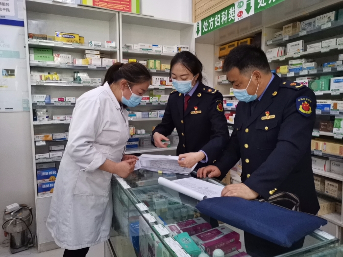 圖為督導(dǎo)組檢查藥品零售企業(yè)購買“四類藥品”實(shí)名登記情況。（才讓卓瑪 攝）