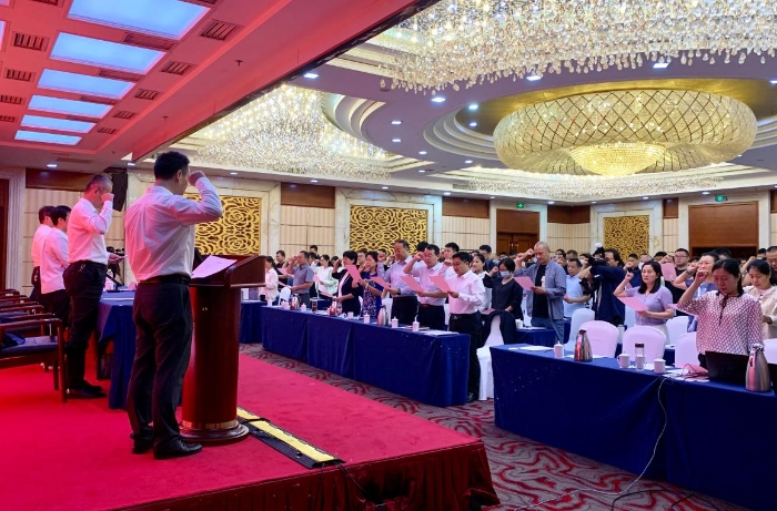 圖為山東省藥品生產(chǎn)檢查員集體宣誓。