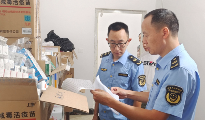 圖為新田縣市場監(jiān)管局執(zhí)法人員清點(diǎn)報(bào)廢疫苗實(shí)物。