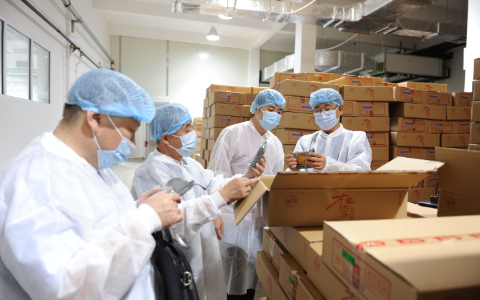 圖為該局工作人員在一家月餅生產(chǎn)企業(yè)檢查月餅質(zhì)量。