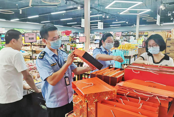 圖為該局執(zhí)法人員在一家商超檢查月餅包裝。