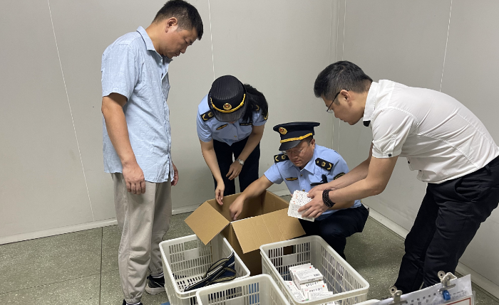 圖為山東省藥監(jiān)局執(zhí)法人員在該公司清點(diǎn)不合格藥品數(shù)量。