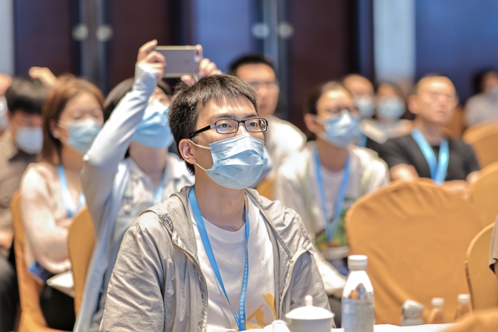 圖為與會(huì)嘉賓在認(rèn)真聆聽會(huì)議報(bào)告。