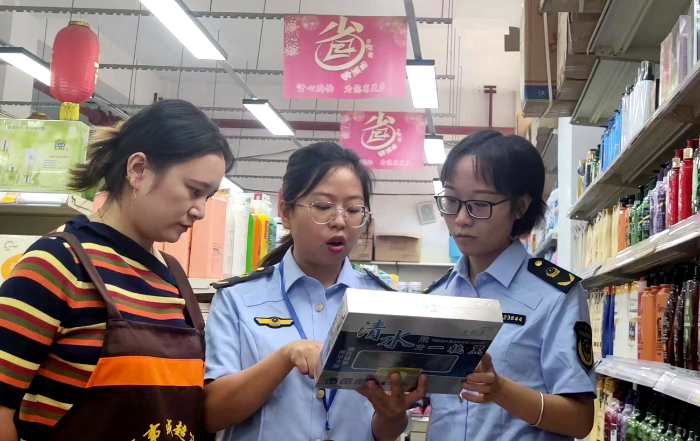 圖為9月16日，該局焦石鎮(zhèn)市場(chǎng)監(jiān)管所執(zhí)法人員在一家超市檢查化妝品質(zhì)量。
