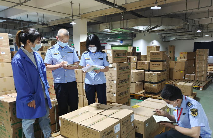 圖為第二檢查所檢查組在一家企業(yè)檢查集采中選藥品質(zhì)量。