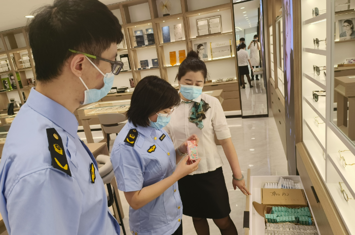 圖為該局執(zhí)法人員在眼鏡零售企業(yè)檢查在售彩色隱形眼鏡。