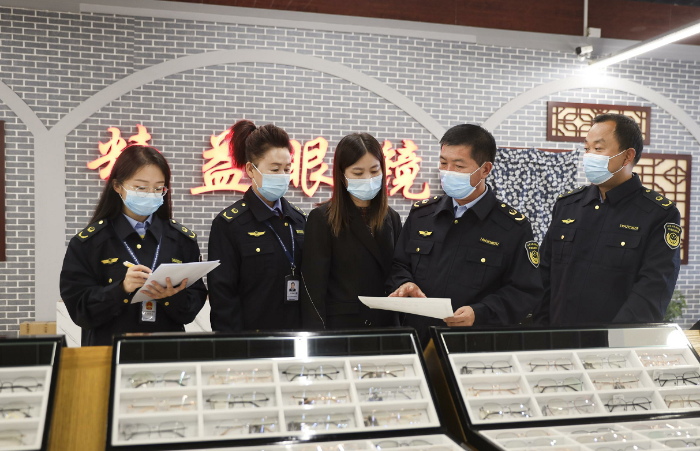 圖為該局執(zhí)法人員在一家眼鏡店檢查彩色隱形眼鏡進(jìn)貨記錄。