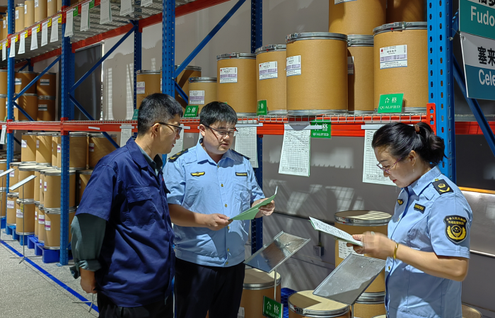 圖為第四分局執(zhí)法人員在一家藥包材使用企業(yè)檢查供貨商檔案。
