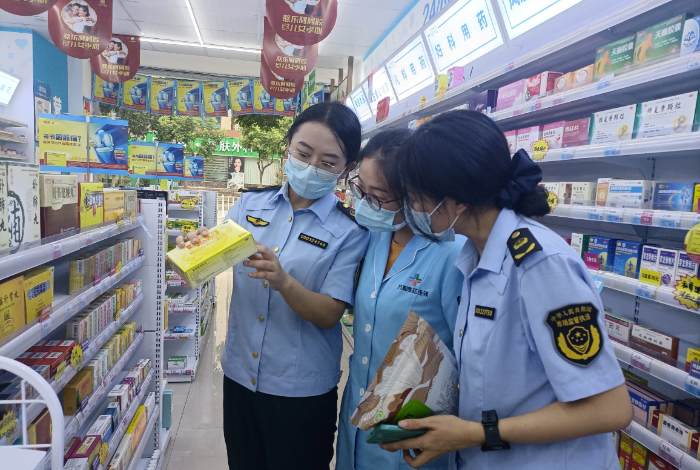 圖為9月20日，該局馬鞍街道市場監(jiān)管所執(zhí)法人員在一家藥店檢查。