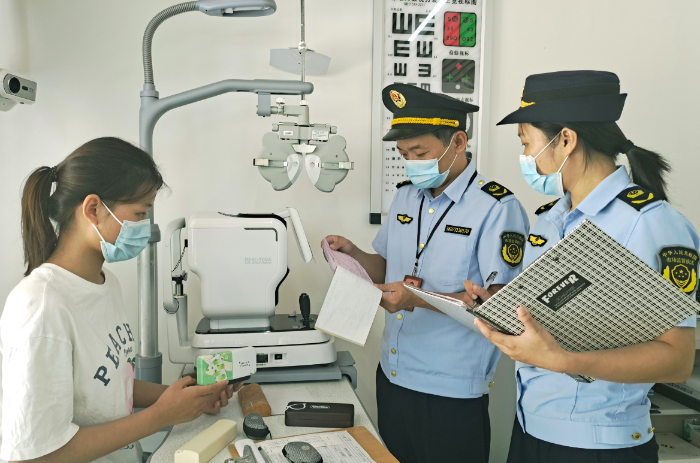 圖為該局執(zhí)法人員在一家眼鏡店檢查隱形眼鏡醫(yī)療器械注冊(cè)證。