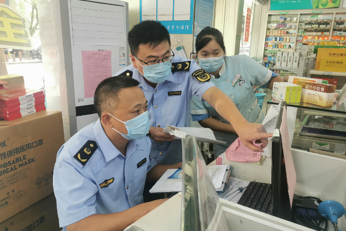 圖為該局執(zhí)法人員在景區(qū)一家藥店檢查“四類藥品”購(gòu)藥信息登記。