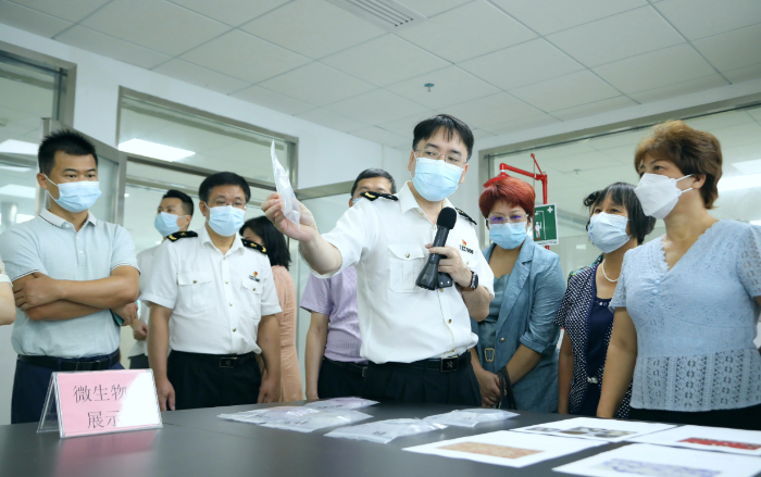 圖為微生物展示區(qū)，南寧海關(guān)技術(shù)中心工作人員向公眾代表普及相關(guān)知識(shí)。