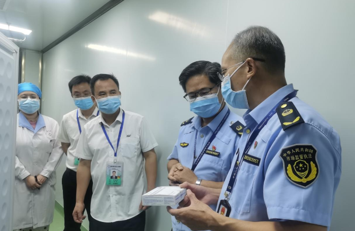 圖為該局執(zhí)法人員在一家檢測機(jī)構(gòu)檢查新型冠狀病毒核酸檢測試劑。