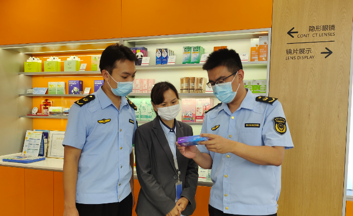 圖為山東省藥監(jiān)局執(zhí)法人員在一家隱形眼鏡經(jīng)營(yíng)企業(yè)開展監(jiān)督檢查。