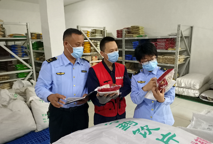 圖為第三分局檢查人員在一家中藥飲片經(jīng)營企業(yè)檢查中藥飲片標(biāo)簽。