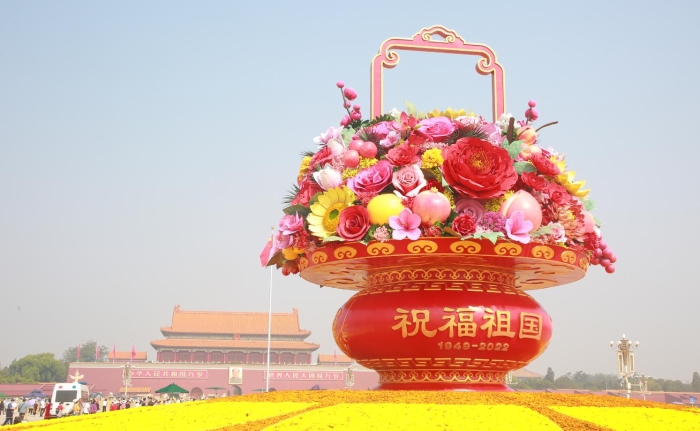 圖為“祝福祖國(guó)”巨型花果籃。