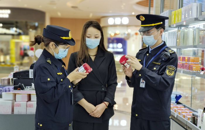 圖為該局執(zhí)法人員在一家化妝品專賣店檢查商品限制使用日期。