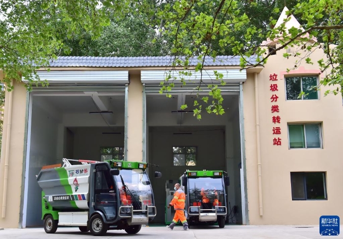 工作人員在河北省石家莊市鹿泉區(qū)鎮(zhèn)寧路上的一處垃圾分類轉(zhuǎn)運(yùn)站處理垃圾（2022年4月21日攝）。新華社記者 楊世堯 攝