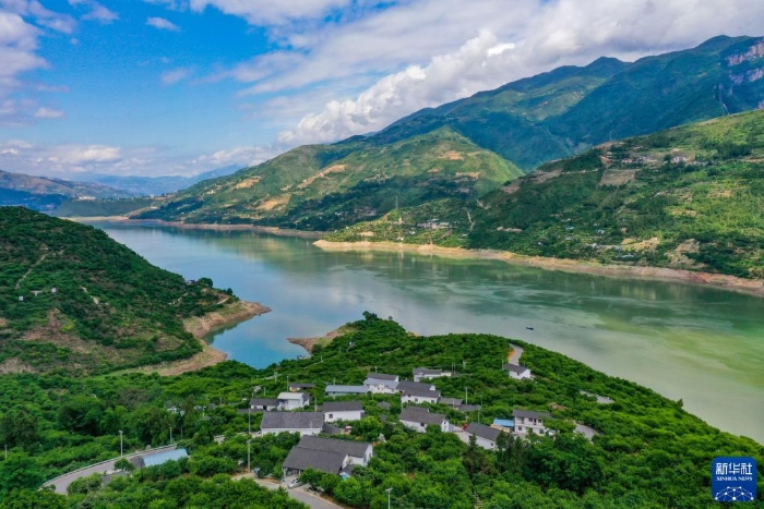 這是長江巫山段曲尺鄉(xiāng)一帶景象（2022年5月19日攝，無人機(jī)照片）。新華社記者 王全超 攝