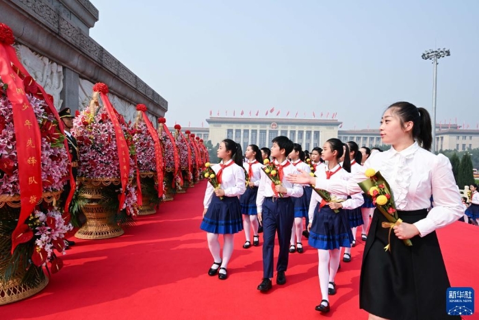 　　烈士紀(jì)念日向人民英雄敬獻(xiàn)花籃儀式在北京天安門廣場隆重舉行（2022年9月30日攝）。新華社記者 饒愛民 攝