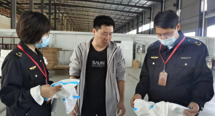 圖片為10月16日，執(zhí)法人員在生產車間及原料庫進行檢查。
