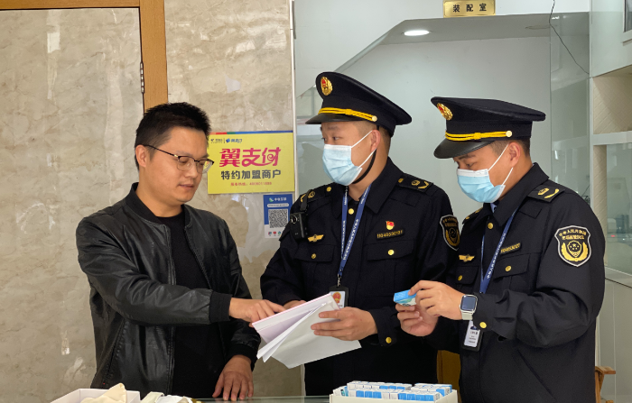 圖為該局執(zhí)法人員在一家企業(yè)檢查。