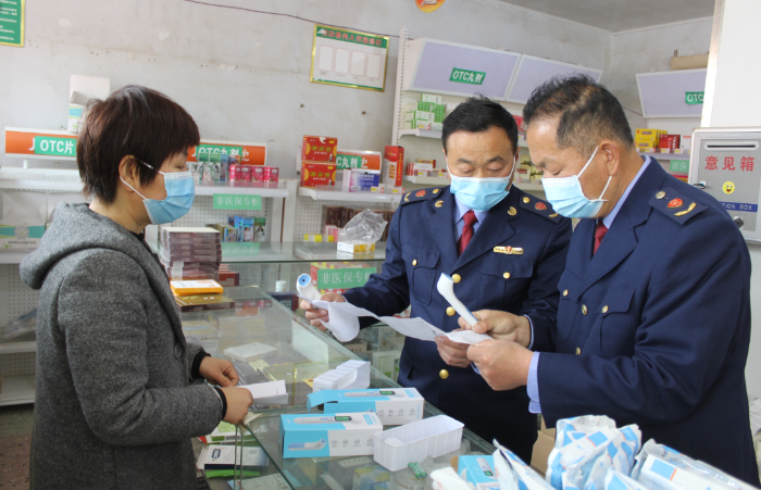 圖為該局執(zhí)法人員在一藥店檢查醫(yī)療器械質(zhì)量和進(jìn)貨渠道。
