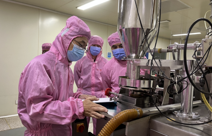 圖為第六分局對中藥持有人及藥品生產(chǎn)企業(yè)開展中藥生產(chǎn)專項檢查。