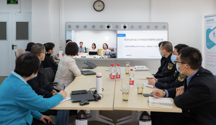 圖為第四分局檢查人員線上聽取第三方庫房企業(yè)的專題匯報(bào)。