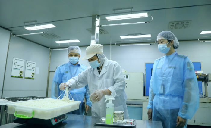 圖為該局工作人員在廣西三品王米粉生產(chǎn)基地對(duì)鮮濕米粉開(kāi)展出廠(chǎng)檢驗(yàn)取樣。