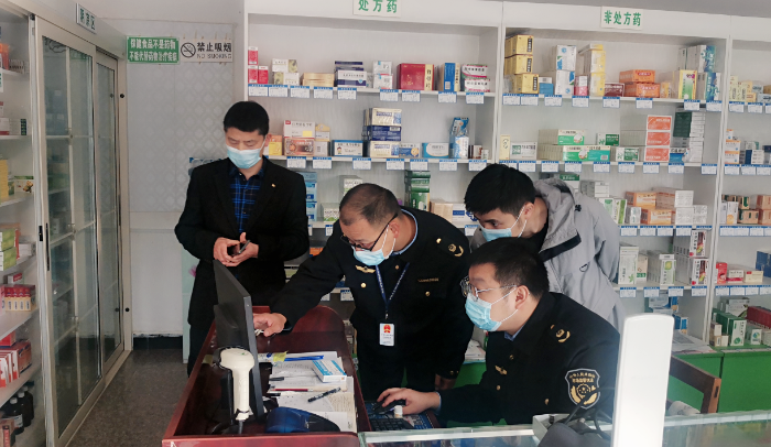 圖為明光市市場監(jiān)管局工作人員對一家藥店開展監(jiān)督檢查。