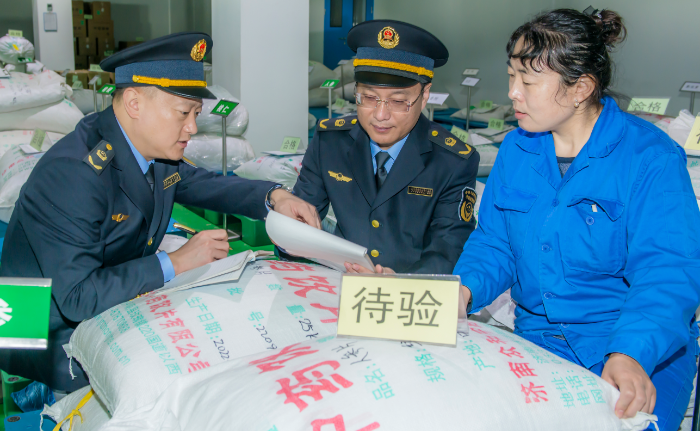 圖為第四分局執(zhí)法人員在一家企業(yè)中藥飲片倉庫原料檢驗區(qū)進行檢查。