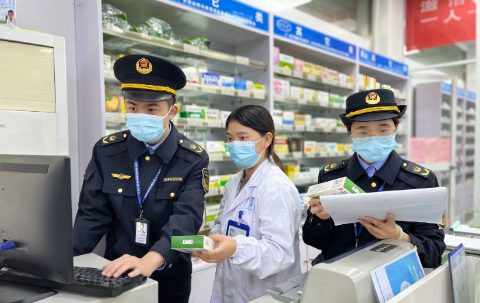 圖為該局執(zhí)法人員在一家藥店檢查經(jīng)銷的感冒藥。