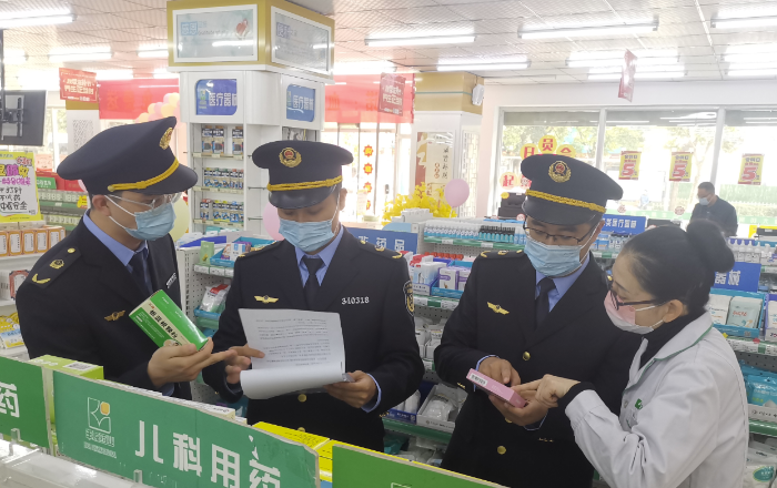 圖為蚌埠市市場監(jiān)管局執(zhí)法人員在一家藥店檢查。