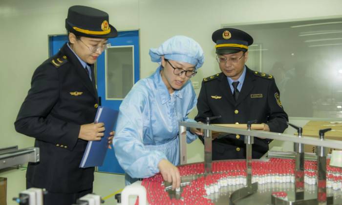 圖為第四分局執(zhí)法人員在一家企業(yè)生產(chǎn)車間進行檢查。