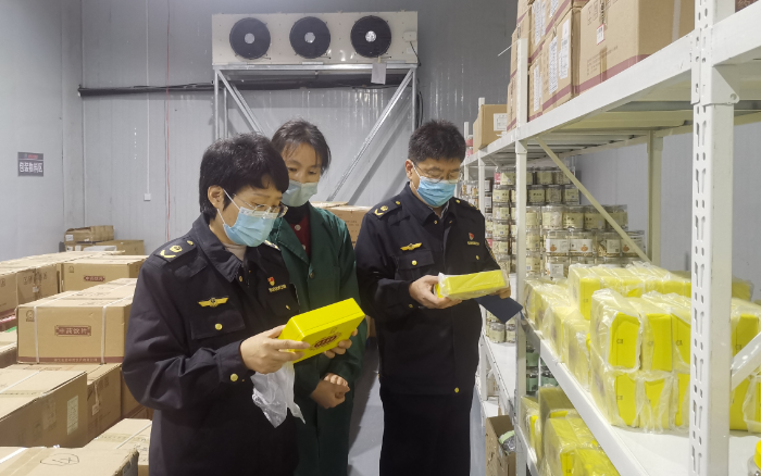 圖為該局檢查人員在一家藥品批發(fā)企業(yè)檢查藥品購進(jìn)渠道。
